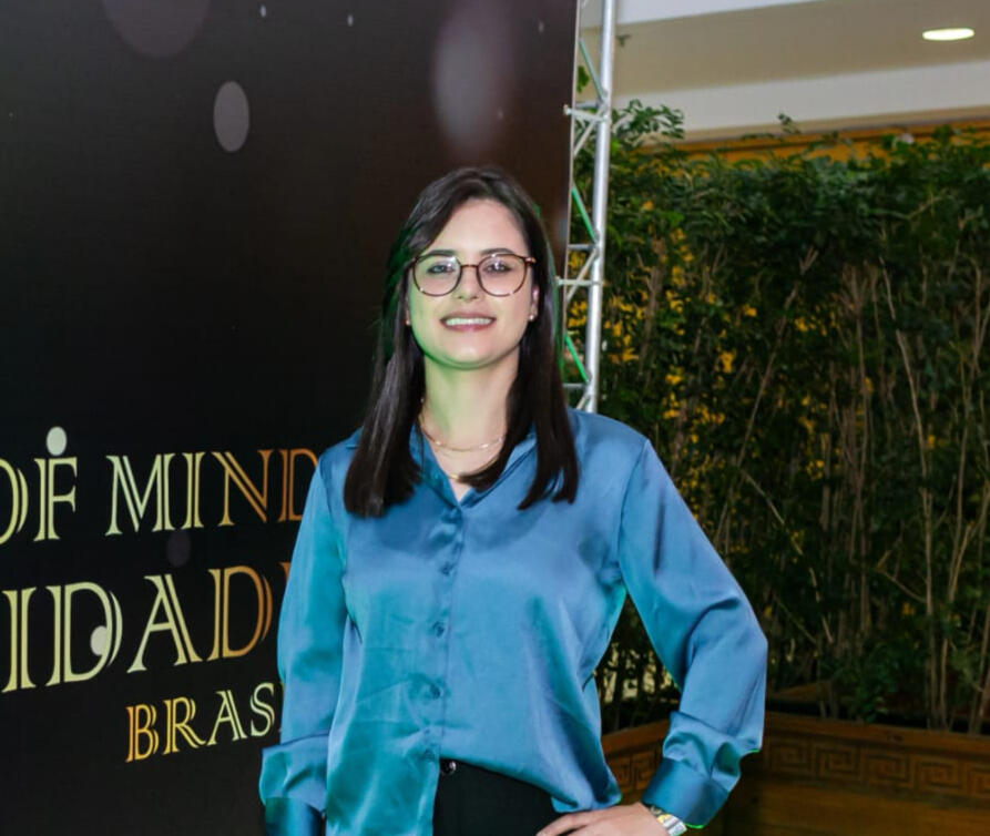 Samara Grabski trabalhando em um corte de cabelo